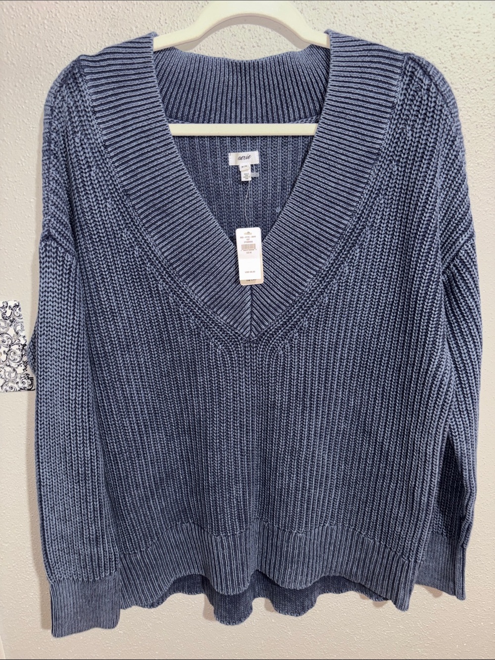 Aerie - NWT - V-Neck Oversized Pullover Sweater (size Medium)
